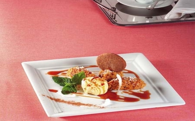 Quenelles de arroz zambito con helado de coco y galletas de canela